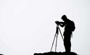 Imagen de un hombre haciendo una foto con un trípode