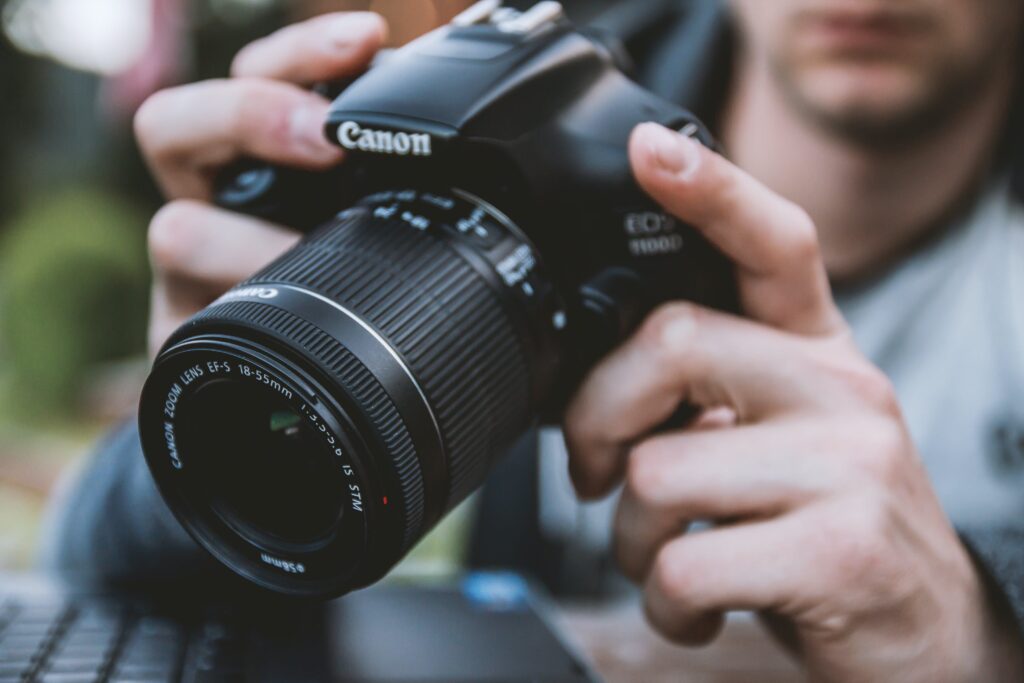 Comprar Cámara Canon haciendo fotos, una de las mejores cámaras de fotos de 2024